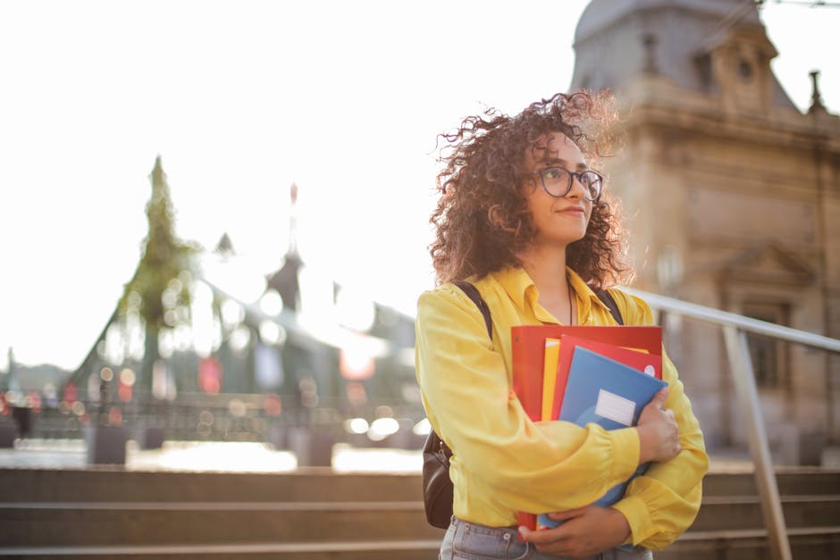 Modern bir üniversite binasının dış cephesi
